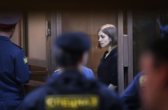 Σε στρατόπεδα μακριά από τη Μόσχα μεταφέρθηκαν δύο μέλη των Pussy Riot